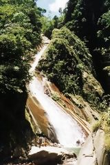 Cada de agua en el Boquern del Padre Abad, camino a Pucallpa