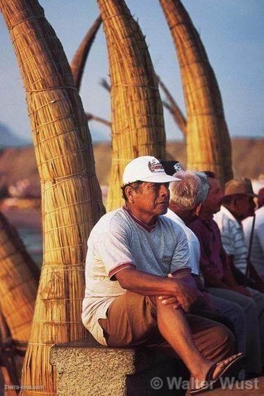 Poblador con caballitos de totora, Huanchaco