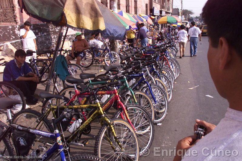 Vendedores de bicicletas en las calles, Lima