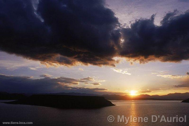 Puesta de sol en el lago Umayo