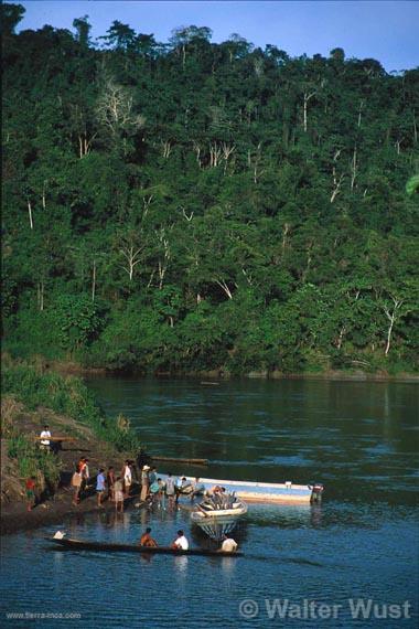 Pobladores Aguaruna embarcando madera en el rio Cenepa