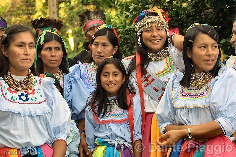 Pobladores de Lamas con trajes tpicos