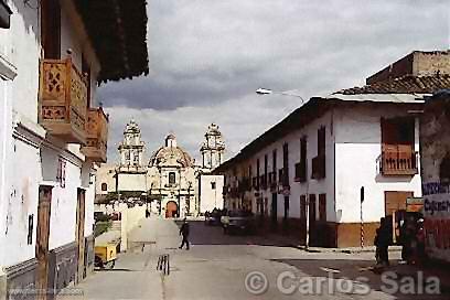 Calle e Iglesia de Cajamarca