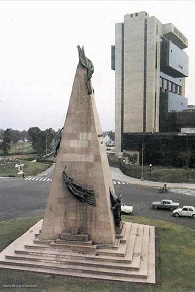 Monumento a Jorge Chávez, Baroni