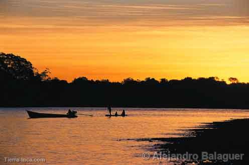 Atardecer en el río Tambopata