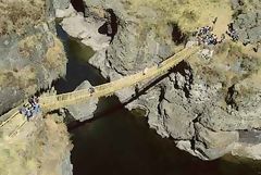 Puente colgante de Ichu sobre el Río Apurímac