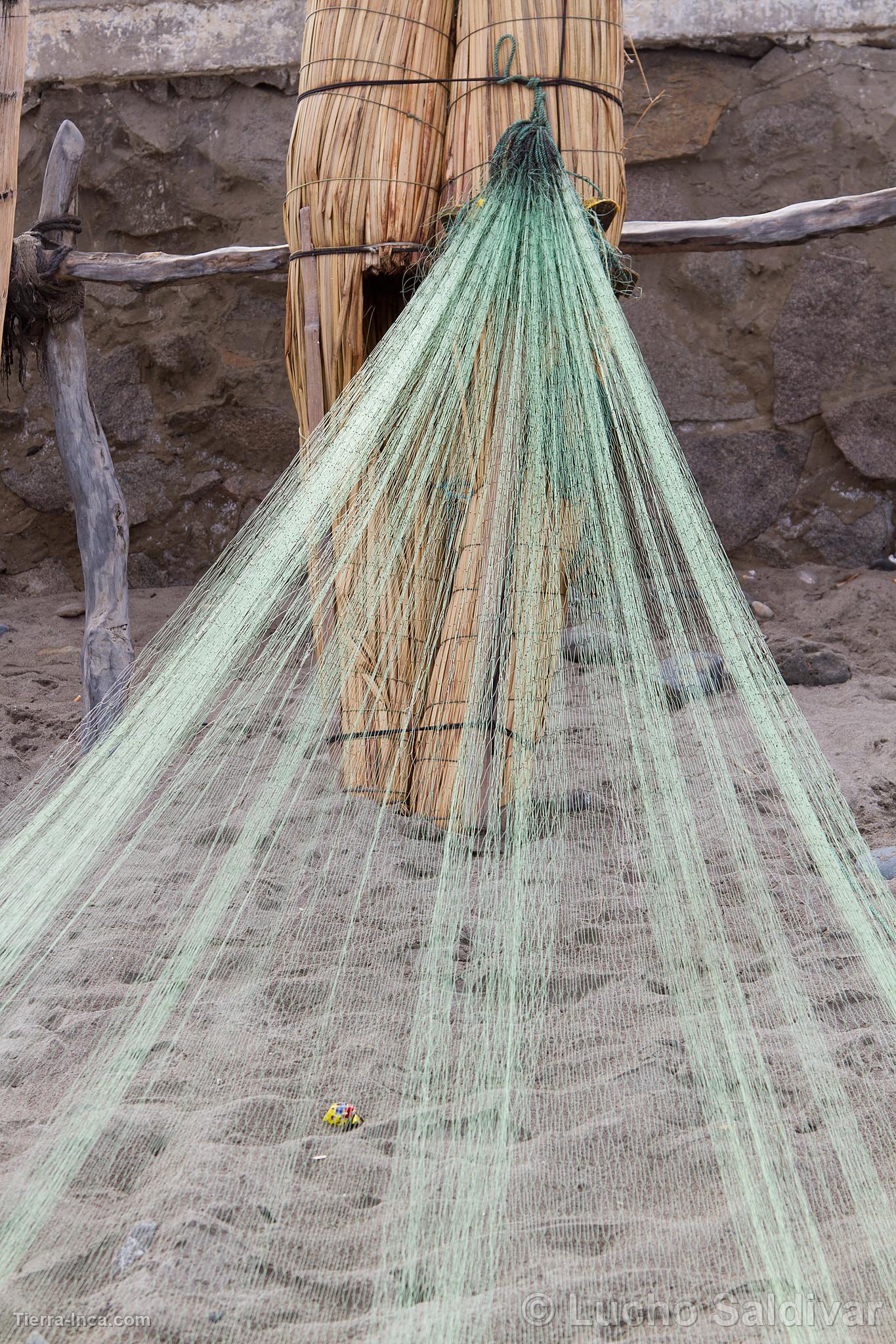 Caballitos de totora en Huanchaco