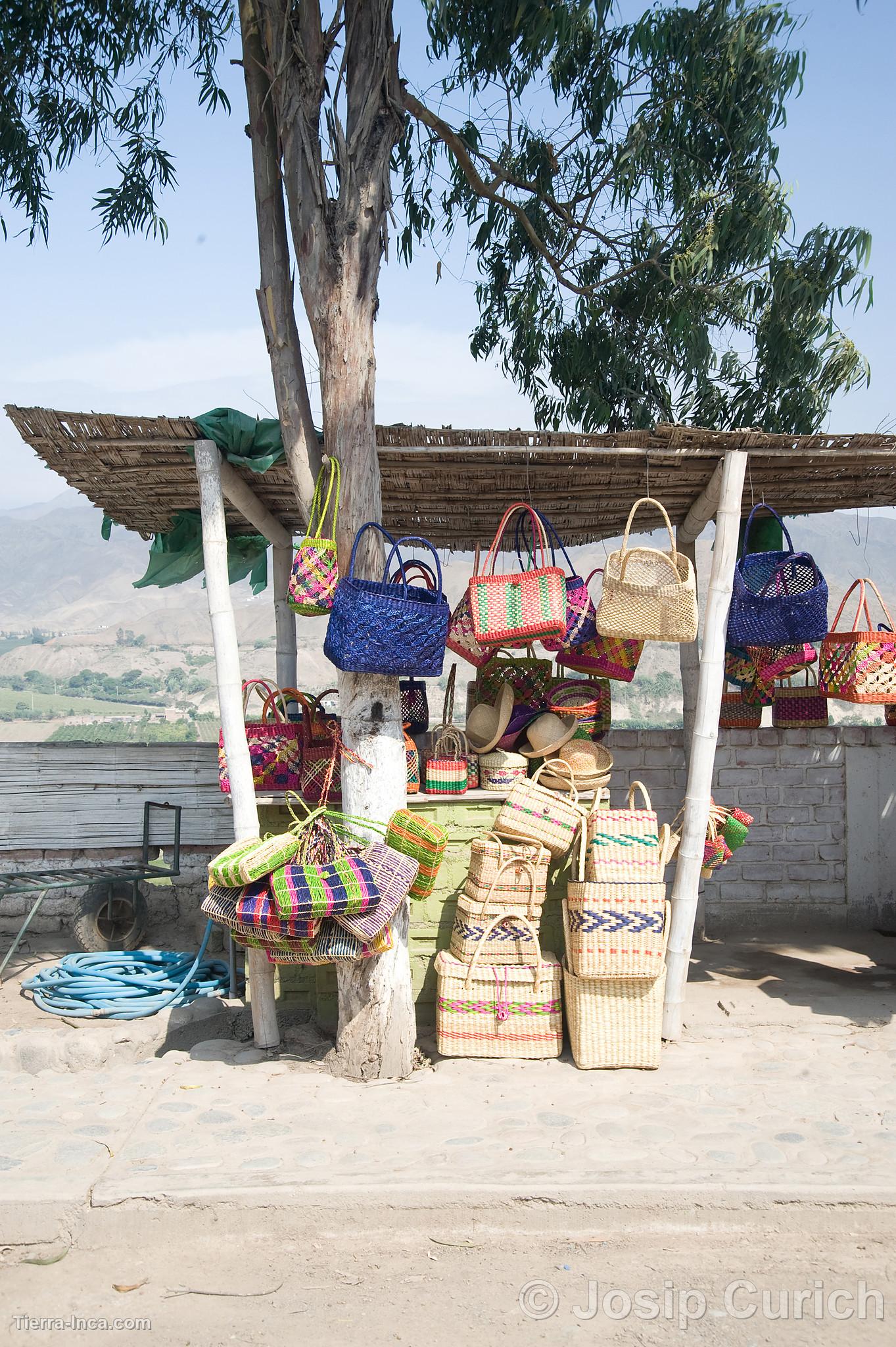 Venta de artesanías en Azpitia