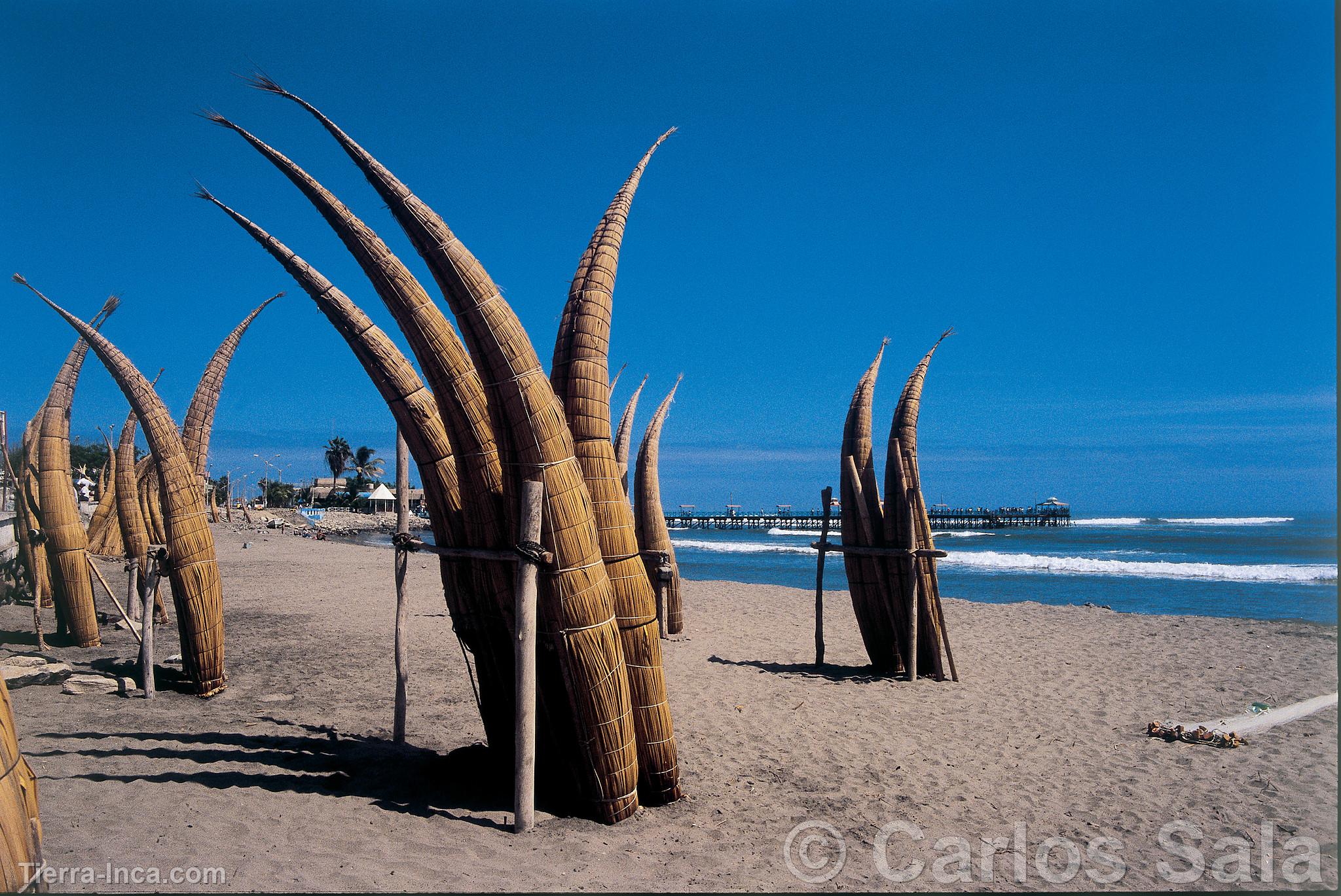 Caballitos de totora en Huanchaco