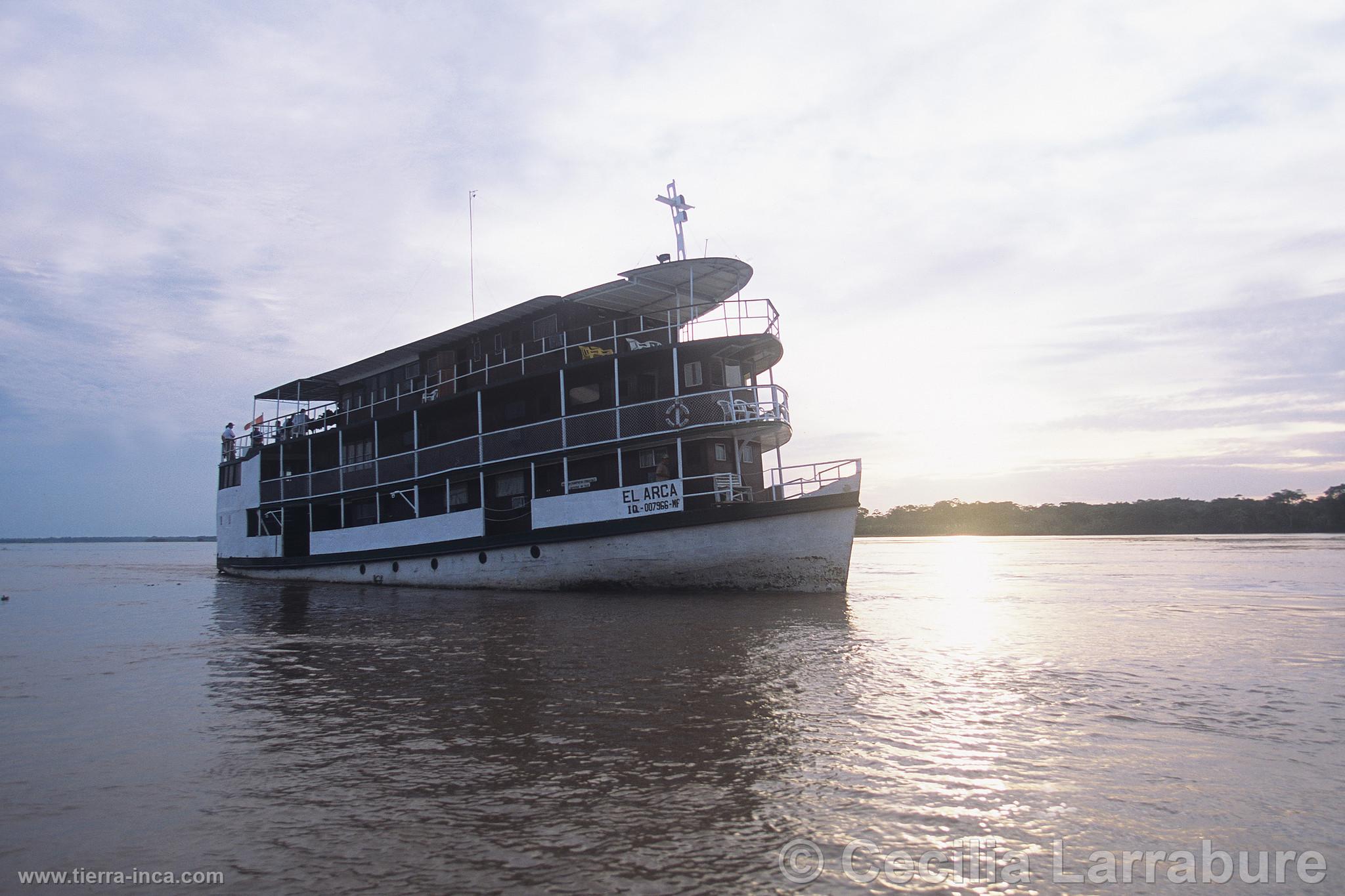 Transporte de turistas en el rio Amazonas