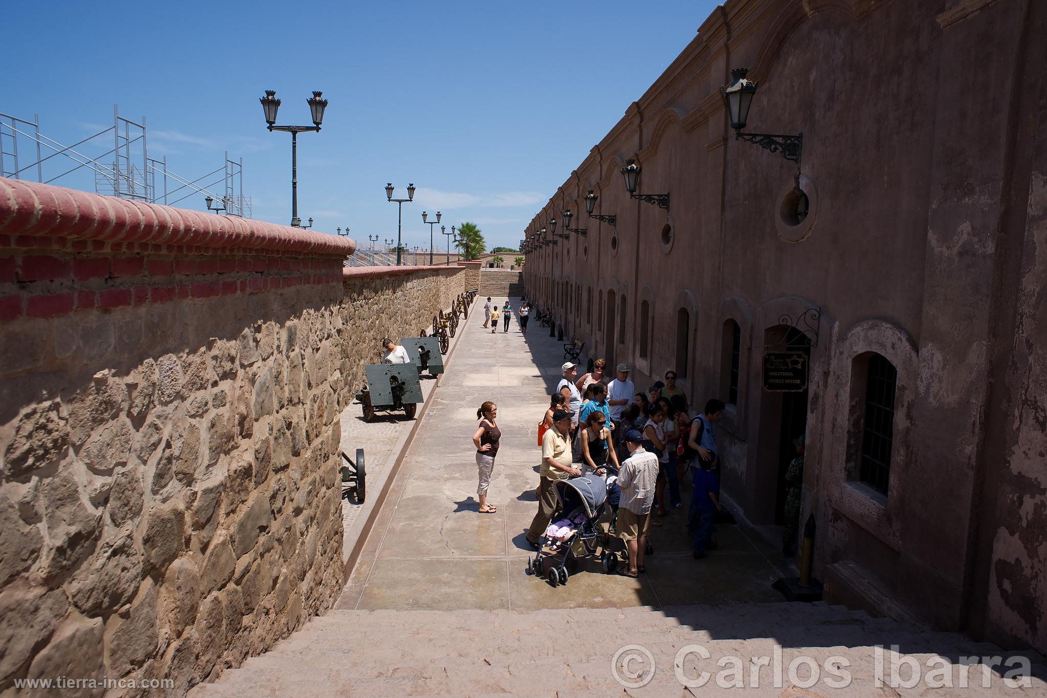 Turistas en la fortaleza del Real Felipe