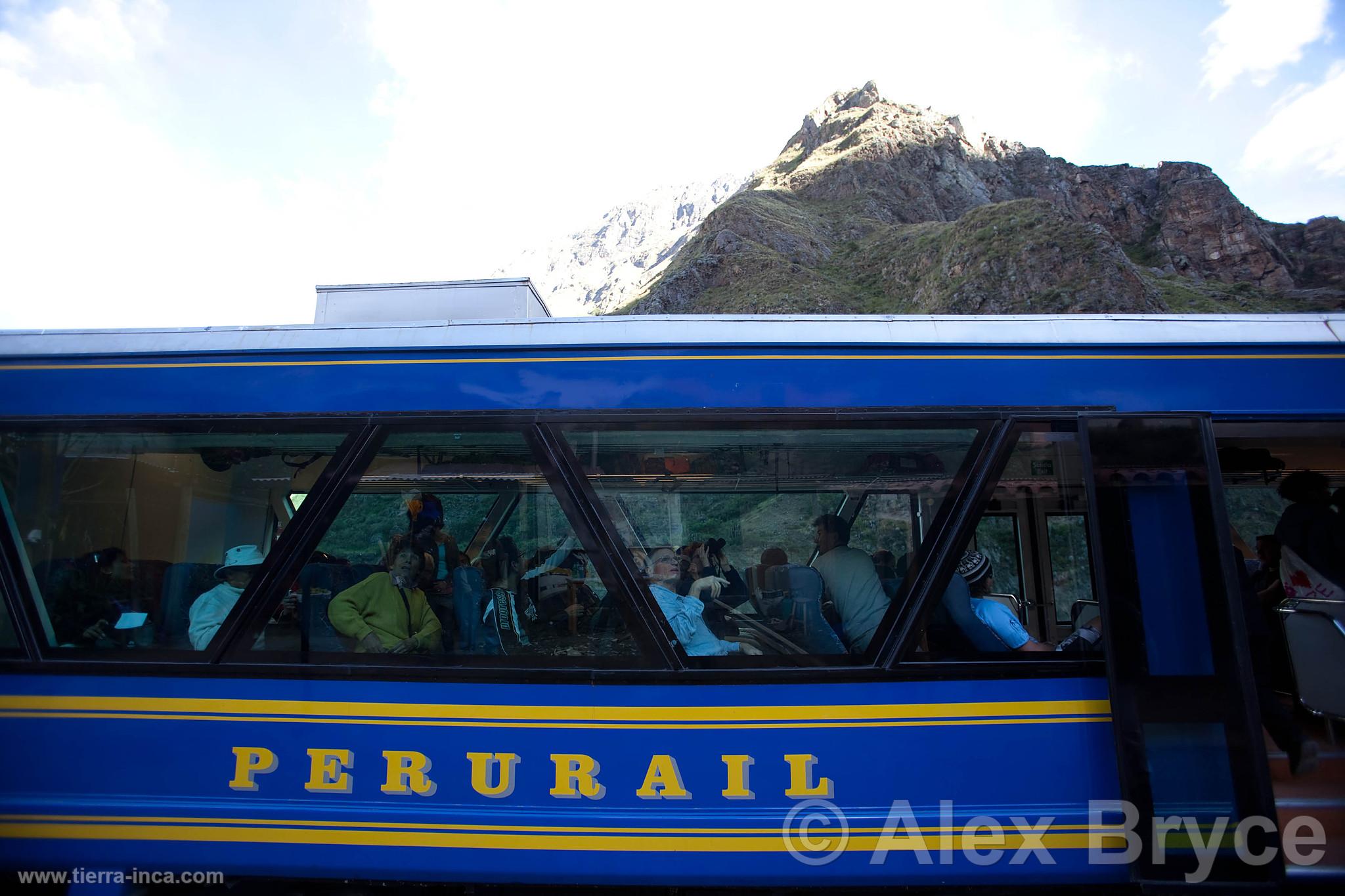 Turistas en el tren a Machu Picchu