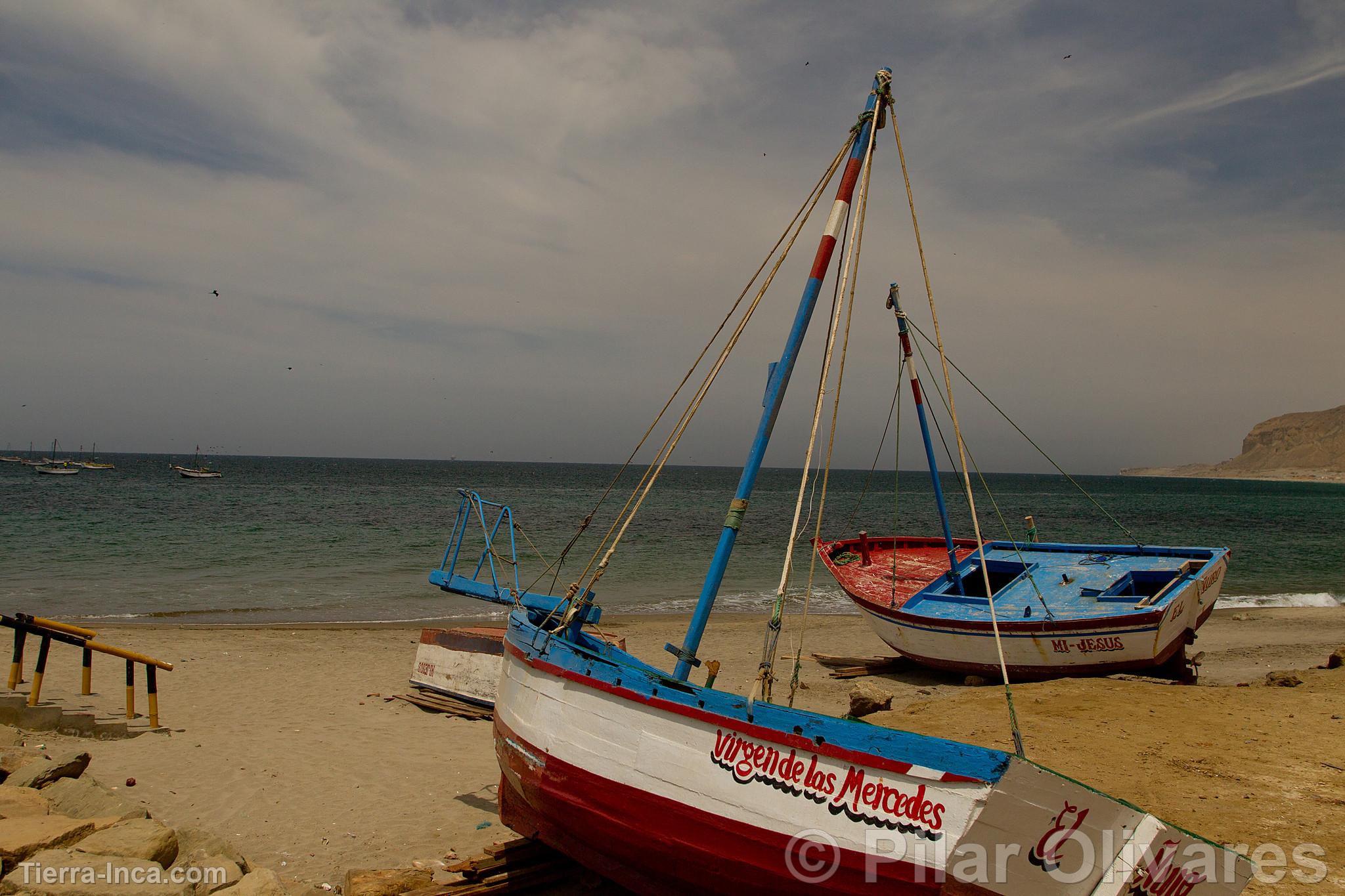 Botes en la playa El Ñuro