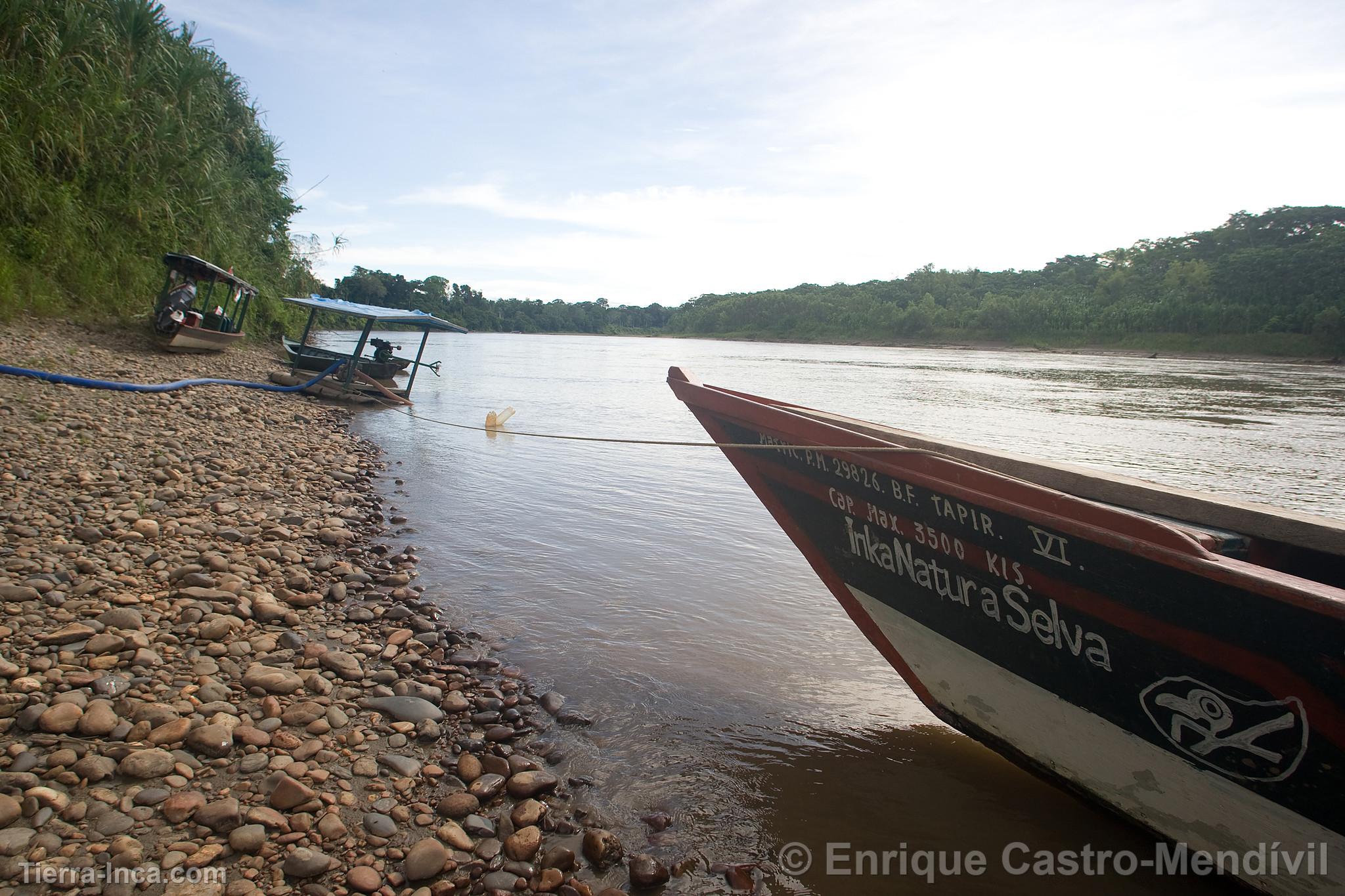 Bote en el río Manu