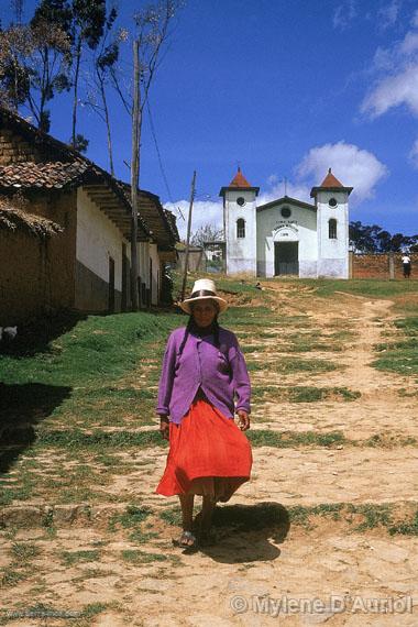 Iglesia y pobladora de Luya