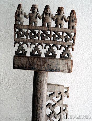 Remo Chimú de madera con hombrecitos esculpidos