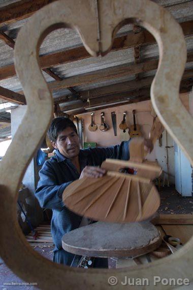 Fabricación de guitarras en el taller de la familia Lagos, Ayacucho