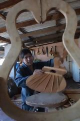 Fabricacin de guitarras en el taller de la familia Lagos, Ayacucho