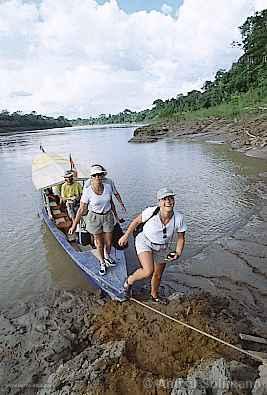 Turistas en el río Tambopata