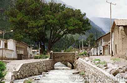 Puente sobre el ro Jochoc en Calca