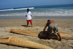 Pescador construyendo caballito de totora