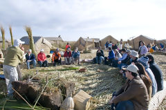 Turistas en las Islas de los Uros