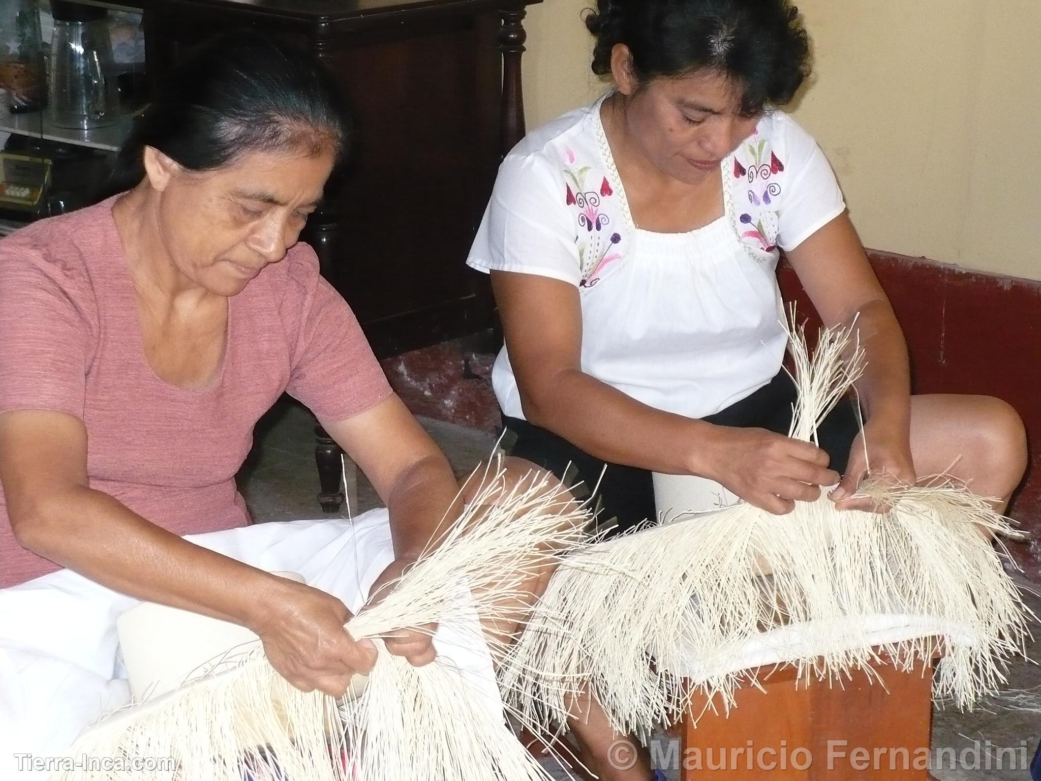 Artesanas en paja