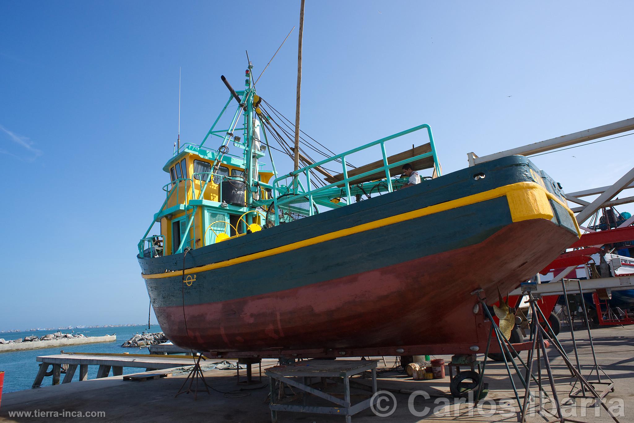 Astillero de barcos de pesca en el Callao