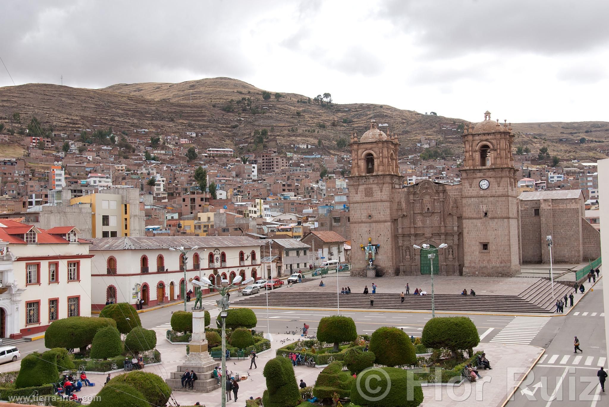 Plaza y Catedral de Puno