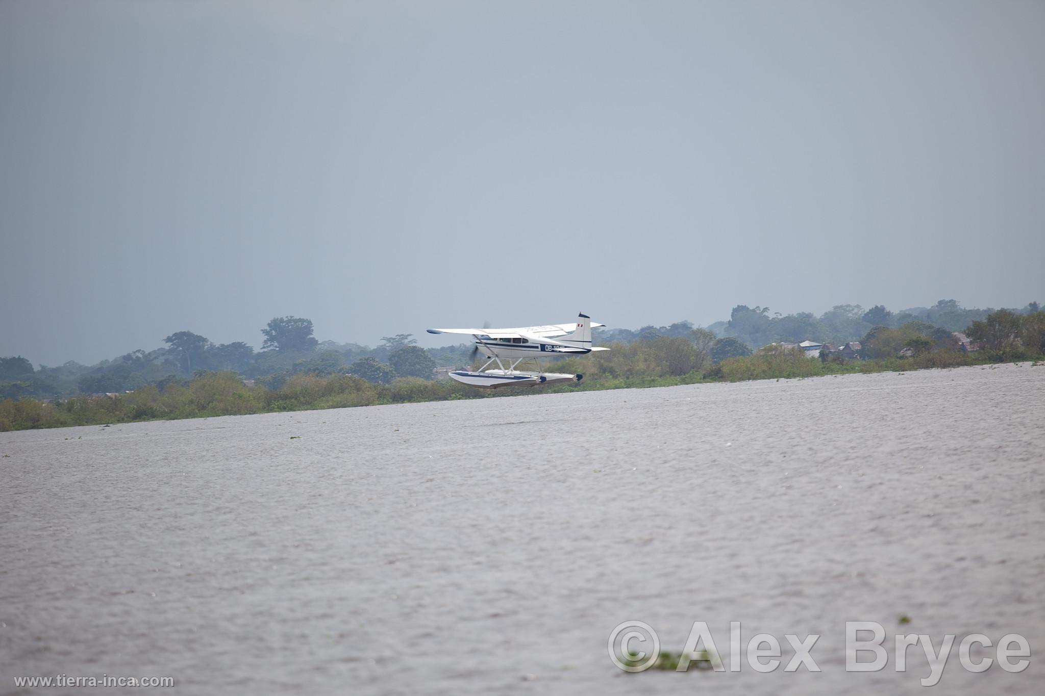 Hidroavin sobre el Ro Amazonas