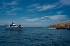 Yate con turistas en las Islas Palomino, Callao