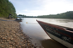 Bote en el río Manu